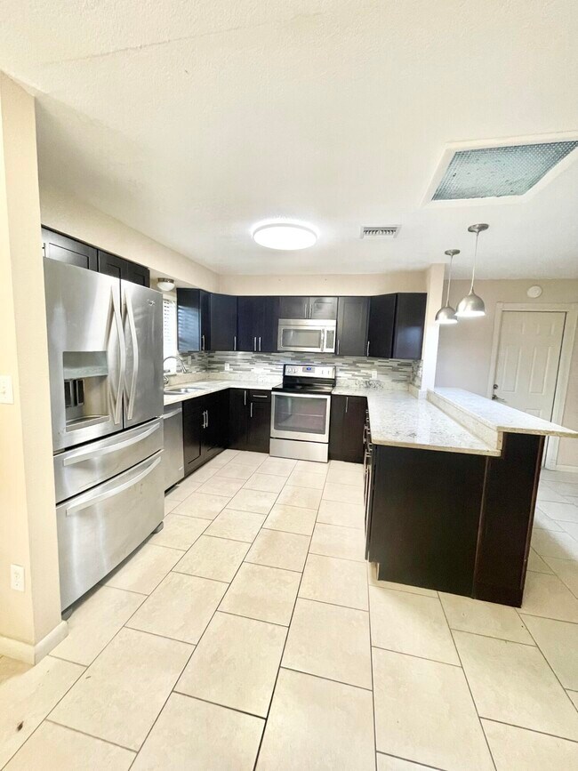 Building Photo - 3025 Briarwood Ln