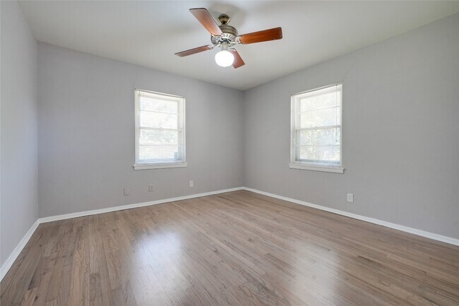 Building Photo - 2442 Oates Dr