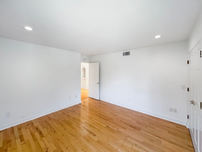 Building Photo - Gorgeous 2B+Office/2BA Townhouse w/ Golf C...