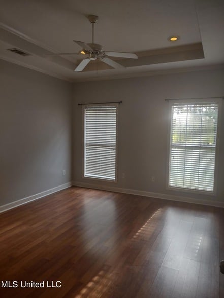 Building Photo - 902 Glen Cove