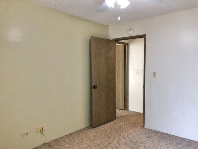 Building Photo - Century West 2 bedroom 2 bathroom 1 covere...