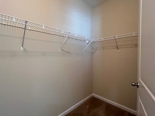 Building Photo - Well Appointed 4/3  Dreamfinders Home