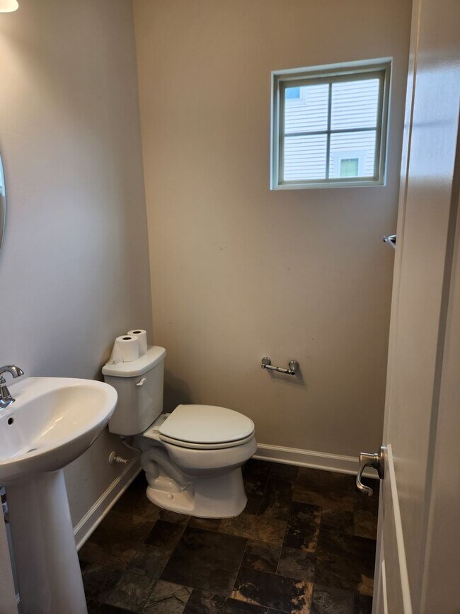Building Photo - Modern 3 bed Townhouse-Foxcreek Subdivision -Moseley/Chesterfield
