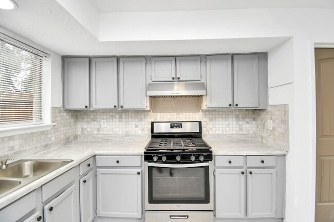 Building Photo - 1111 W Brompton Dr