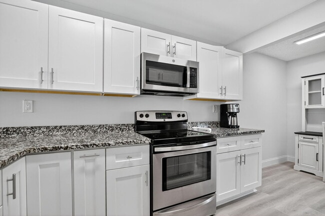 Building Photo - 8 Royal Palm Way