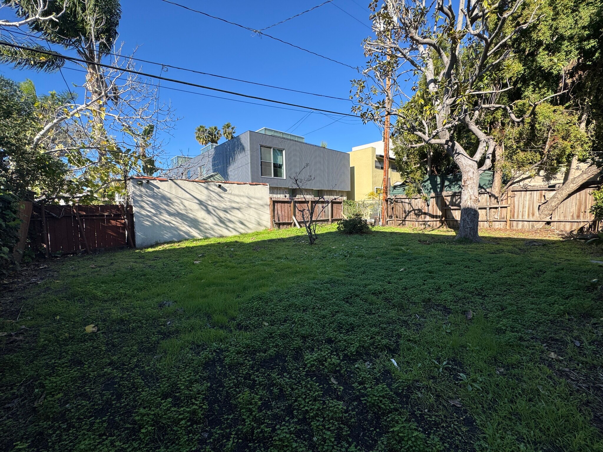 Building Photo - 849 N West Knoll Dr