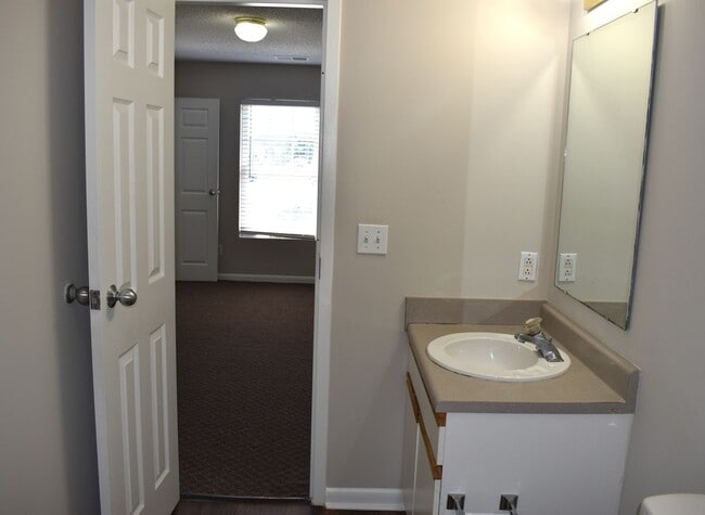 Building Photo - ONE-3 BED/3 BATH UNIT AVAILABLE AUGUST 15TH!