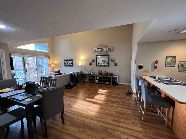Building Photo - 2 Bedroom, 2 Bath by Mall Available Now!  $1,500 monthly