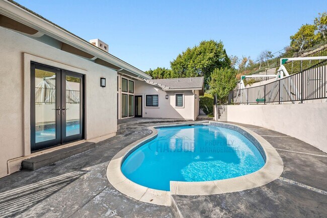 Building Photo - Palos Verdes Estates luxury home is now av...