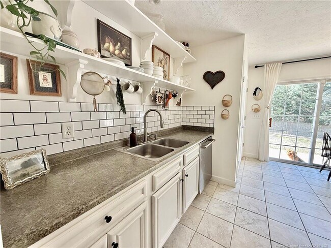 Building Photo - 234 Pender Rd