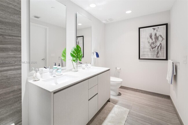 Building Photo - 1010 Brickell Ave