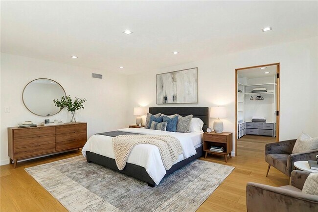 Building Photo - 9742 Farralone Ave