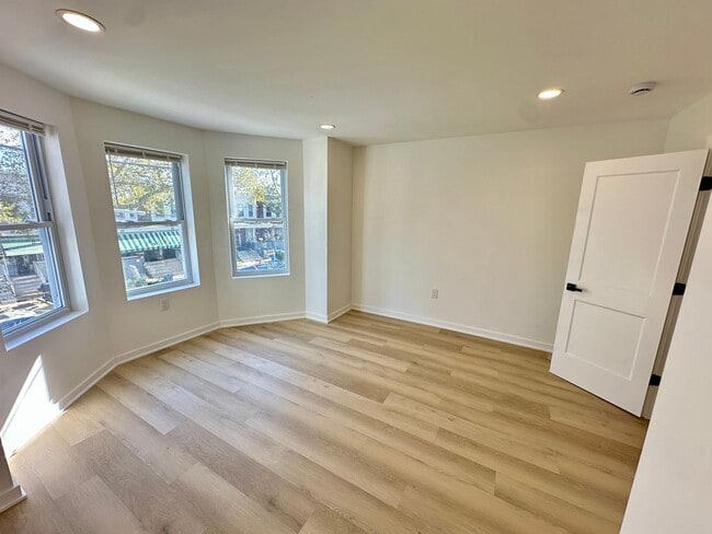 Building Photo - Fully renovated, bright, and spacious 3-bedroom, 1.5-bath home in an amazing location.