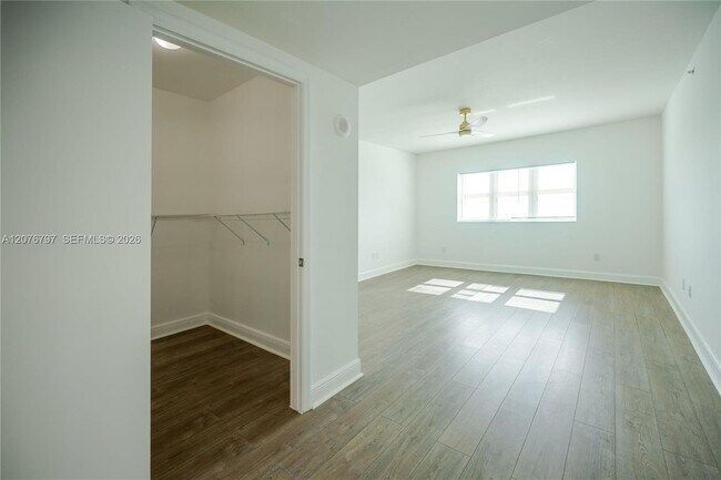 Building Photo - 15051 Royal Oaks Ln