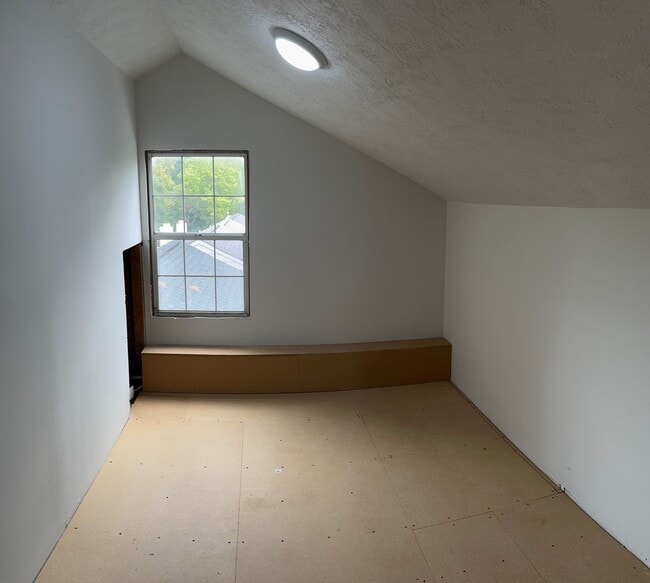 Building Photo - Remodeled 2 bedroom 1.5 bathroom townhome ...