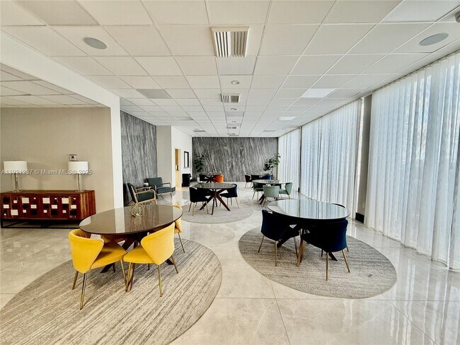 Building Photo - 3140 S Ocean Dr