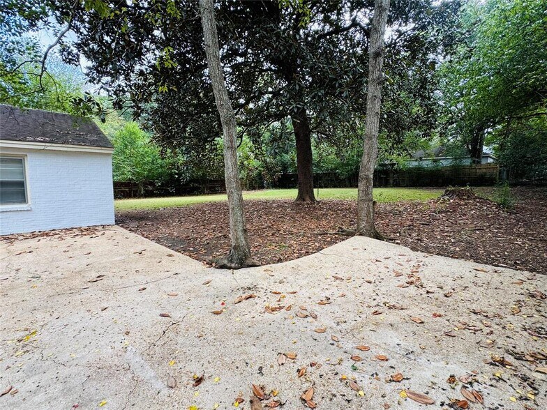 Building Photo - 4228 Hickory Dr