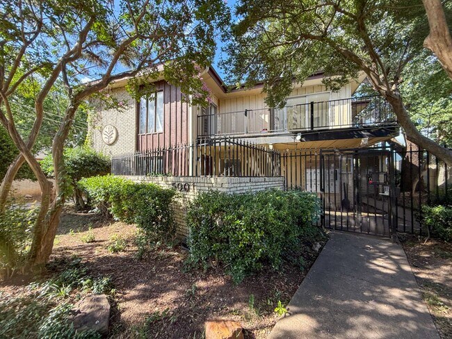 Building Photo - All bills paid! Community pool!