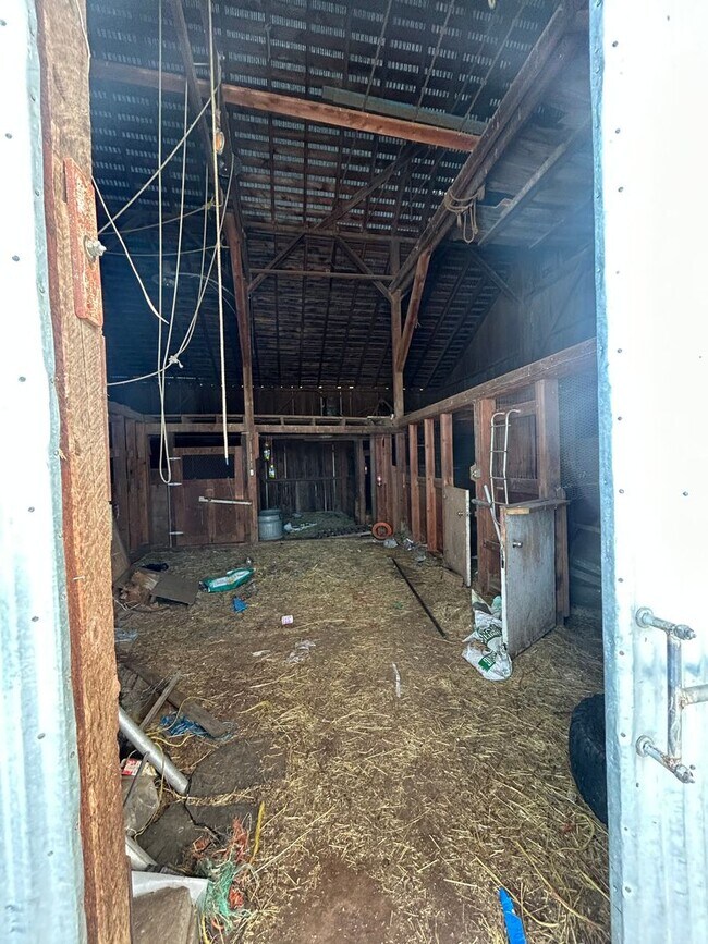 Building Photo - Charming 3 bed/1 bath country home on 5 acres with barn & small shop.