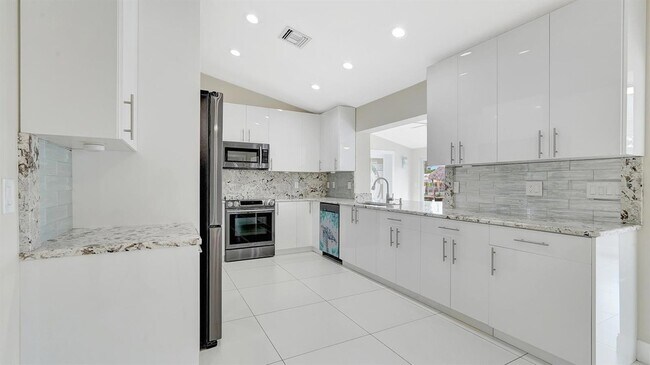 Building Photo - 1412 NE 53rd Ct