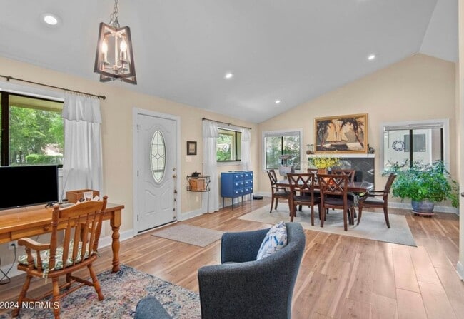 Building Photo - Exquisite One Level Townhome Quarterdeck Townes 2x2 Riverbend