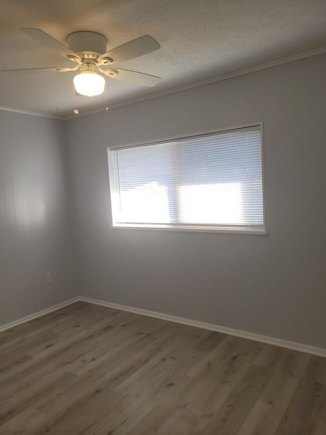 Building Photo - 2 Bedroom, 1 Bath
