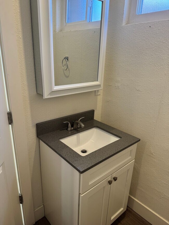 Building Photo - TRI PLEX in midtown..1 bedroom 1 bath with...