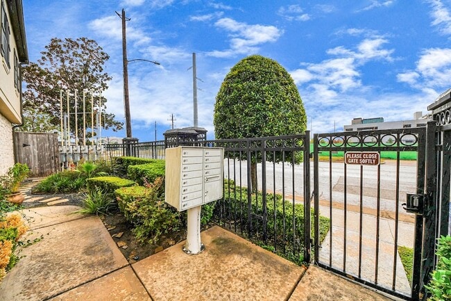 Building Photo - 2941 Clinton Dr