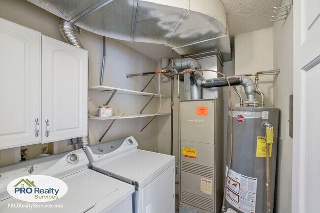 Building Photo - 2 Bedroom Townhome **Free May Rent with a May 2026 Move In**