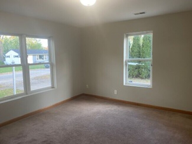 Building Photo - 4 bedroom 2 bath home in Lemont.