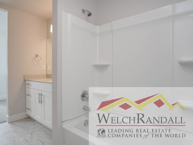 Building Photo - Live Comfortably in West Haven – Beautiful 3BR, 2.5BA Townhome for Rent!