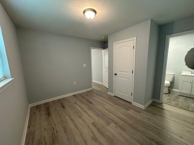 Building Photo - 2 Bed 2 Bath House