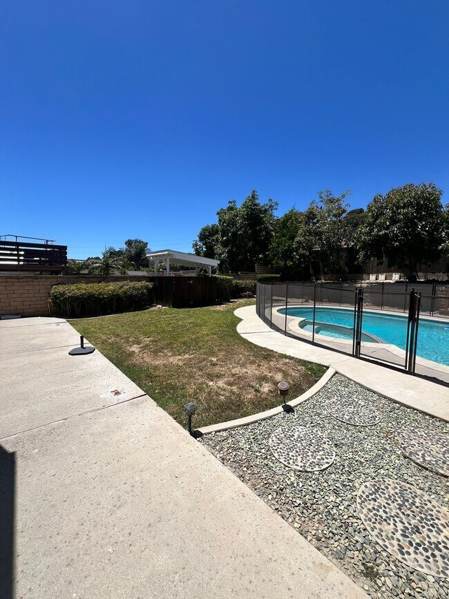 Building Photo - Santa Paula - Spacious pool home in wonder...