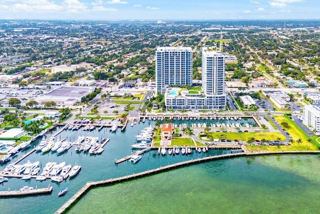 Building Photo - 220 Lake Shore Dr