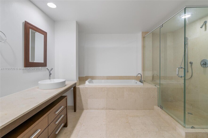 Building Photo - 475 Brickell Ave