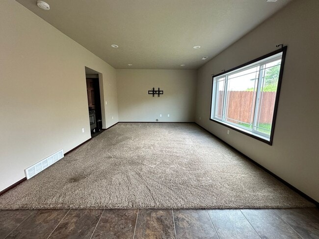 Building Photo - 3 Bedroom Townhome!