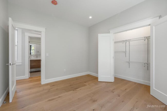 Building Photo - 439 Oak St