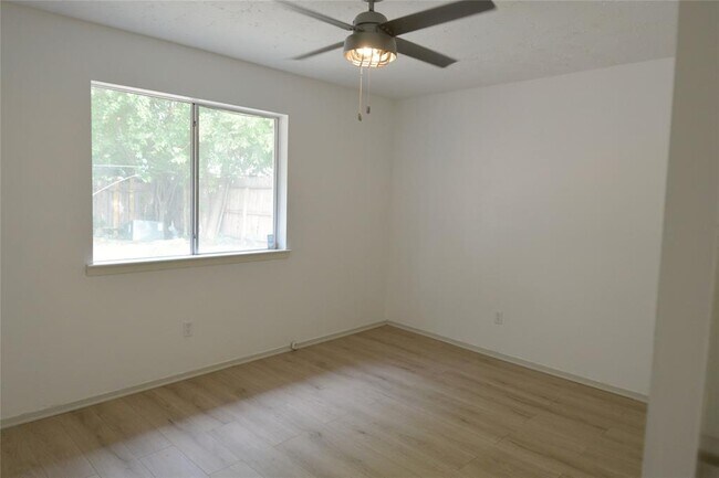 Building Photo - 10321 Long River Dr