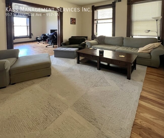 Building Photo - 957 W Armitage Ave