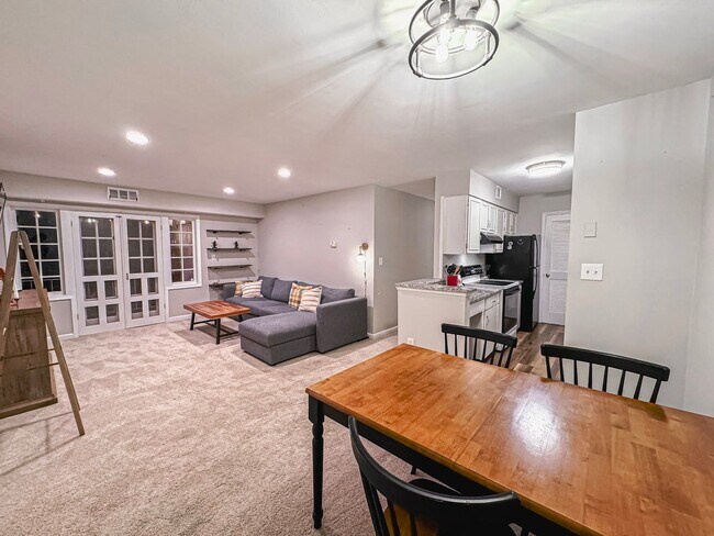 Building Photo - Beautiful Fully Furnished 2 Bed 1 Bath Condo With A Balcony In Desired Cardinal Forest