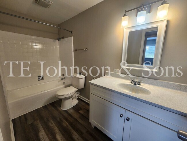 Building Photo - 2 Bedroom Salem View Apartment!