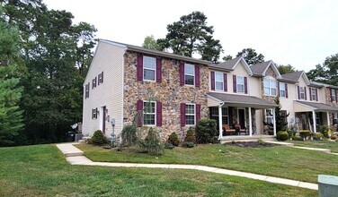 Building Photo - Beautiful 3 bedroom 2.5 bathroom END Unit ...