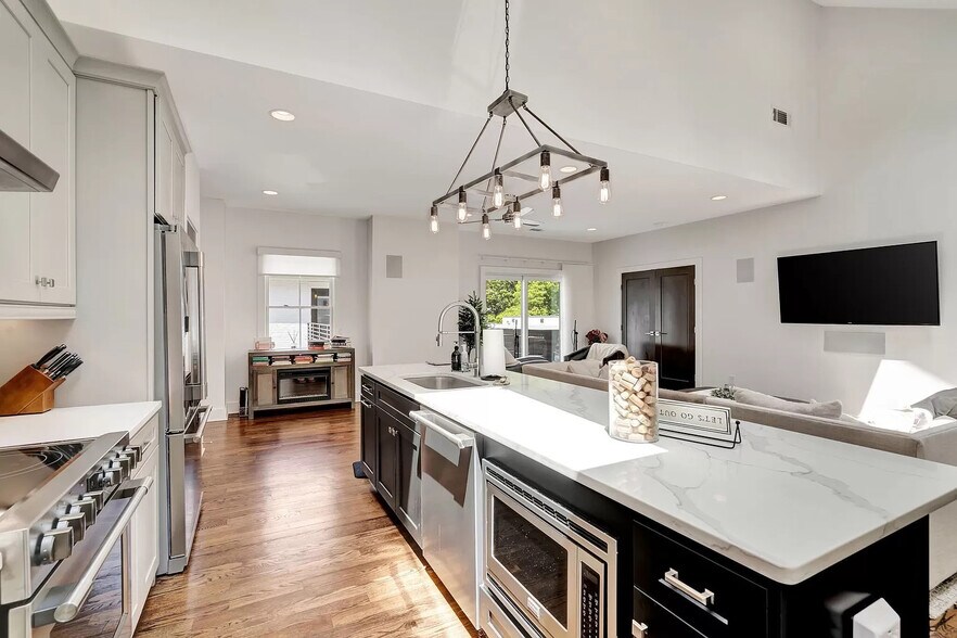 Kitchen - 1825 Lombardy Ave