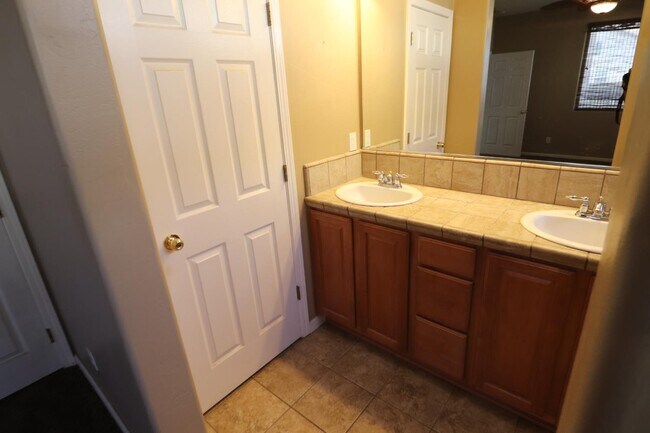 Building Photo - 879 Tureaud Ln