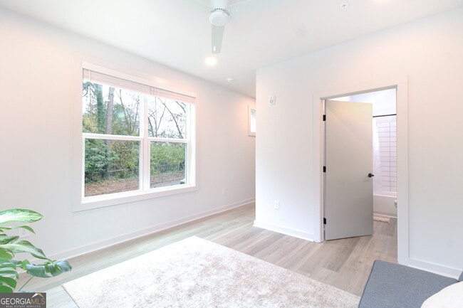 Building Photo - 240 Martha Dr