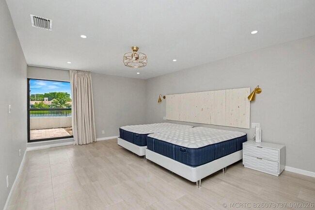 Building Photo - 21460 Laguna Dr