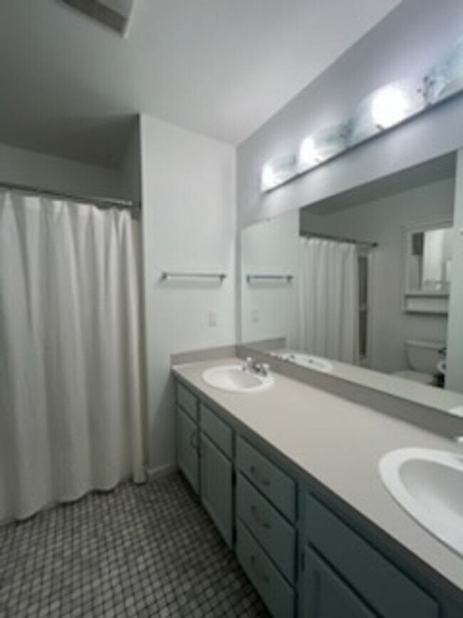 Building Photo - **Bright & Updated 2-Bedroom Condo with Water View in Friday Harbor!**