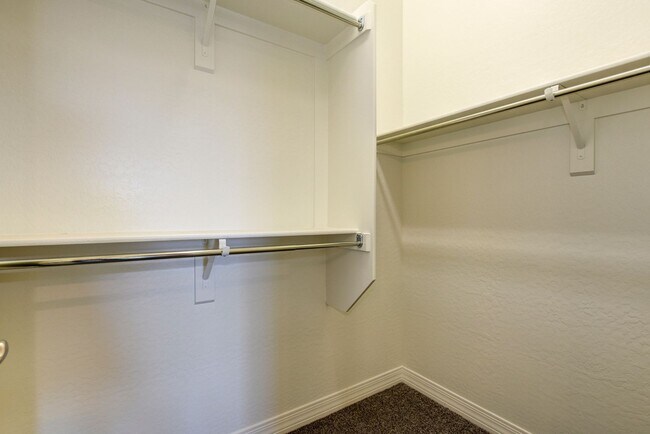 Building Photo - Rate reduction on this beautiful Townhome in Granville!