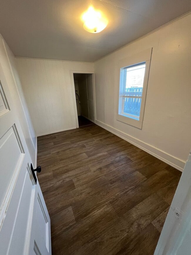 Building Photo - Two Bedroom, One Bathroom Home - Newly Renovated!