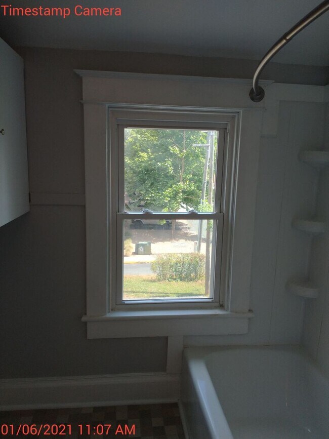 Building Photo - 2027-2028 9 bedroom / 4.5 baths  School Year Location PERFECT for students, in the heart of the UVA